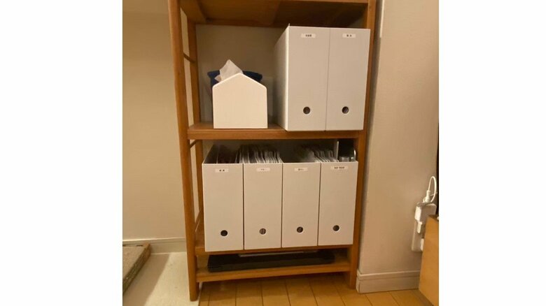 紙はA4ファイルボックスに立てて保存。ラベリングで取り出しやすく（石阪さん提供）