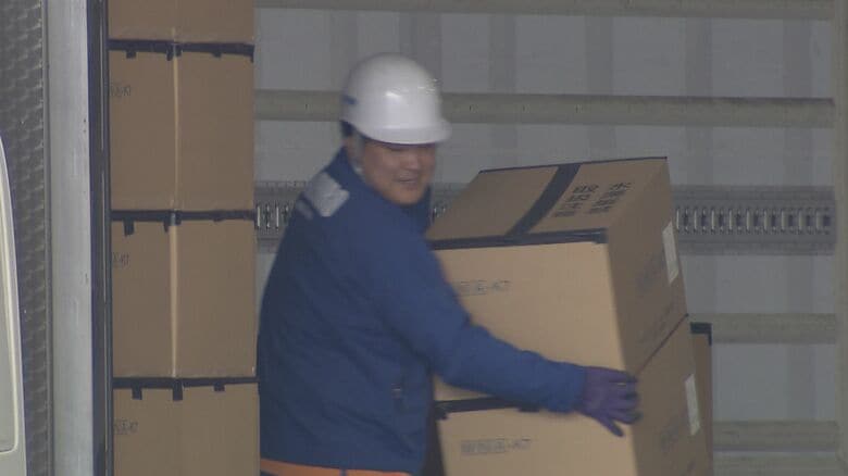 長野県東御市で荷物を積み込む