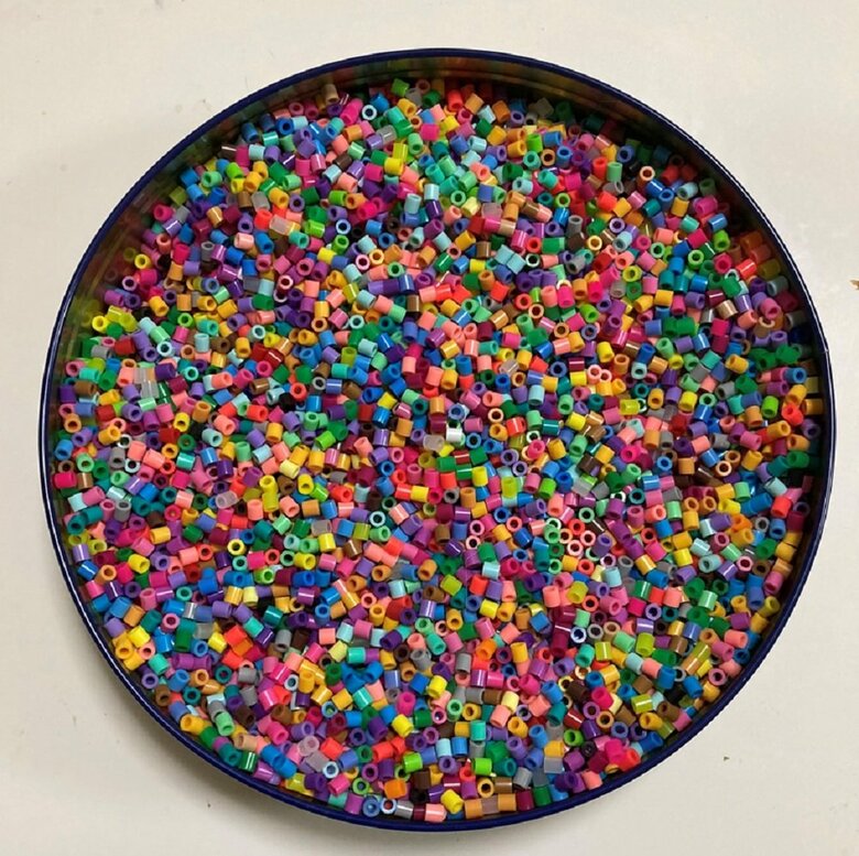 たくさんのカラーがある中から黄緑色を探してほしいという