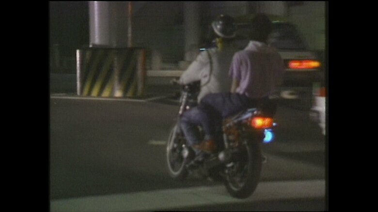 ヘルメットなしでバイク走行をする暴走族（1990年代）