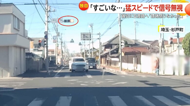 猛スピードで駆け抜ける危険な信号無視の瞬間（23日、埼玉・杉戸町）②