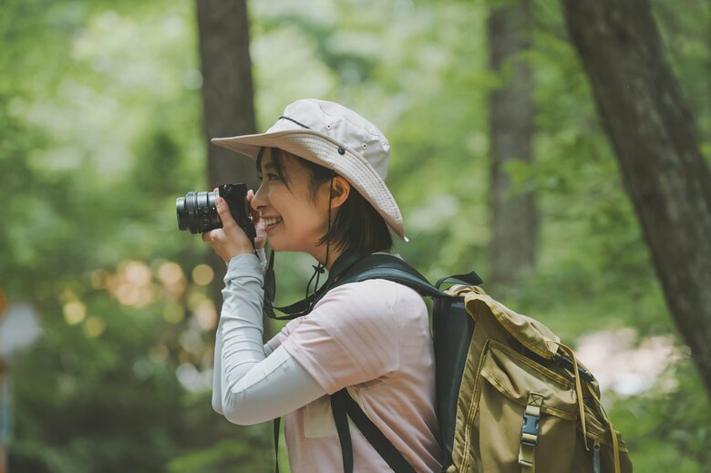 山のアウトドアでは夏でも長袖・長ズボンがお勧め（画像はイメージ）