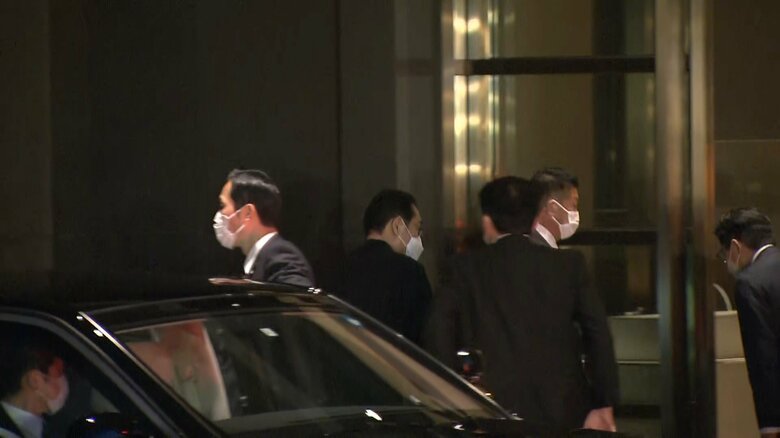 二階氏との会談に向かう岸田首相（東京・千代田区）
