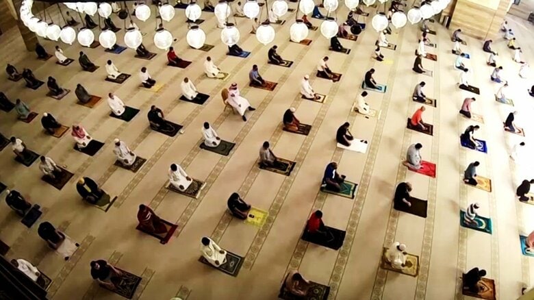 隣の人との距離をとって礼拝