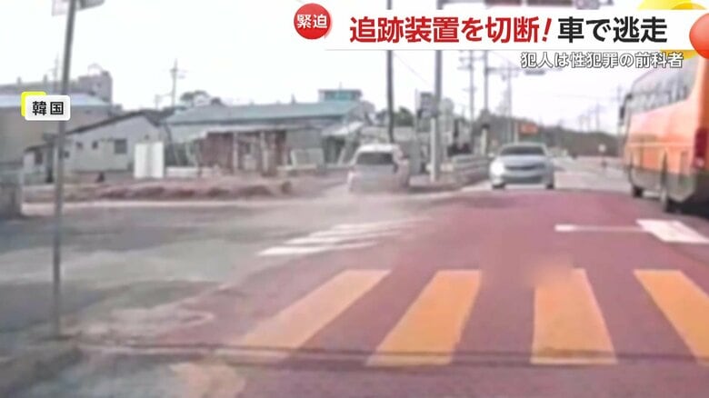 バスと衝突しかけながら逃げ、さらに逆走してタンクローリーともあわや正面衝突しかける逃走車