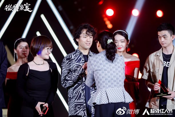 ウェイボーのイベントで受賞する竹内監督（監督より提供）