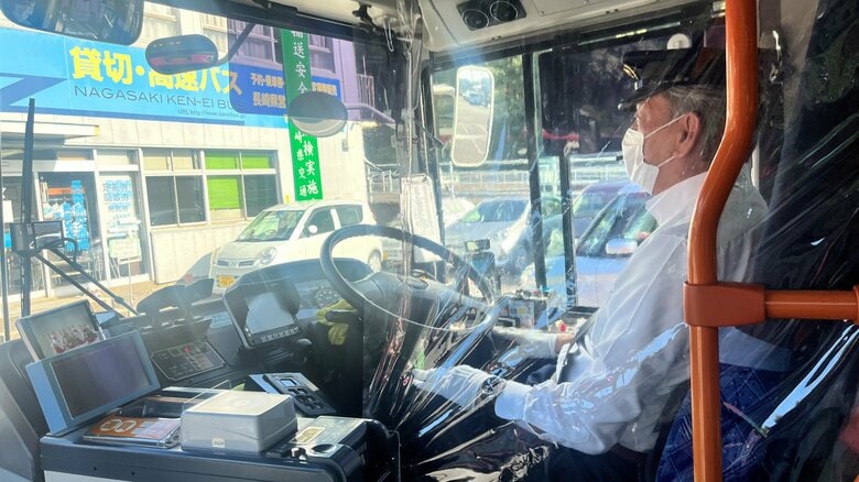 サンタを乗せたバスの乗務員は中村哲也さん