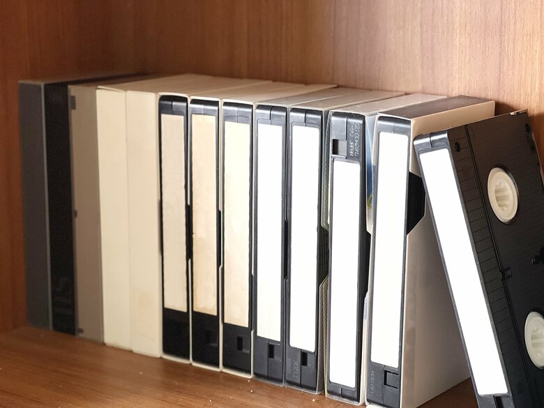 どうしたらいいかわからない大量のVHSなどは選んでデータ化を（画像はイメージ）