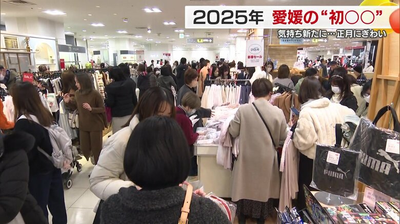 洋服などの売り場も大勢のお客さんでにぎわっていた