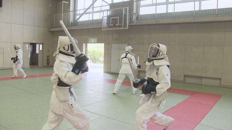 模擬警棒で制圧する訓練