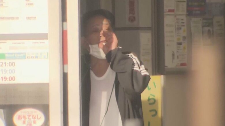 FNNのカメラが捉えた拳銃のようなものを持った鈴木常雄容疑者