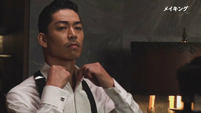 EXILE・AKIRA　タキシード姿で