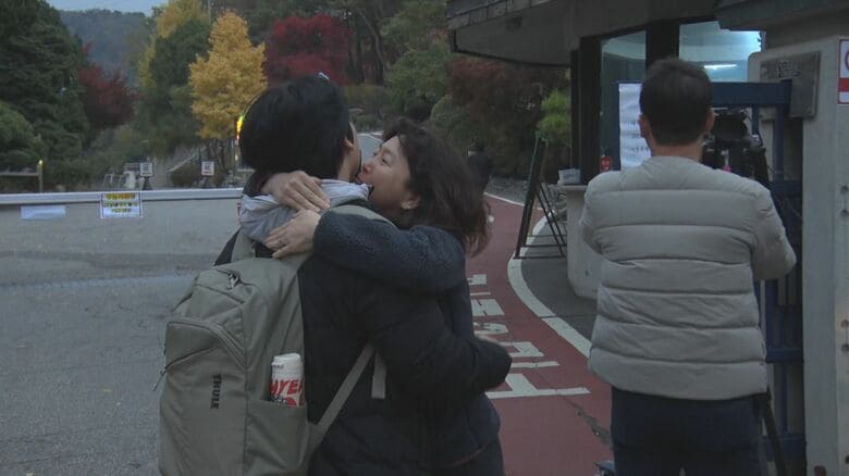 抱き合う受験生と保護者