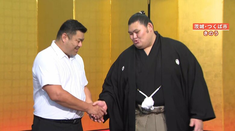 照れながら父と握手する大の里