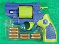 海外製の玩具拳銃「リアルギミックミニリボルバー」 警察が回収「真正拳銃と同様の発射機能」 パッケージに「対象年齢12歳以上」の文字