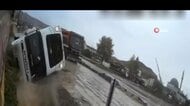 親切のはずが…対向車に道を譲ろうとして横転　大量の石を積んだトラックが水路に転落　運転手けが　トルコ