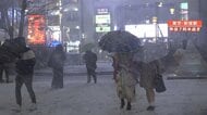 【混乱続く】2年ぶり都心を襲った積雪8㎝の大雪にスリップや路面凍結で多くの立ち往生発生 慣れない雪に翻弄される人々