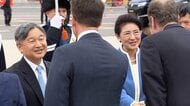 【速報】天皇皇后両陛下オランダ到着王室関係者などと笑顔で挨拶　皇后さまはブルー色の装い