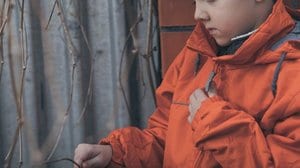 虐待を受けたマイクは祖父のもとへ 保護観察の母親は厳密に監視されることに