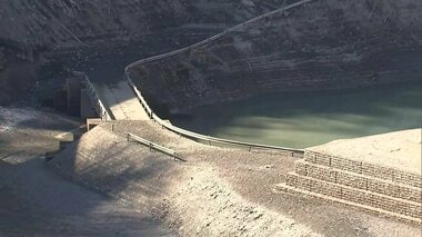橋や数々の道路標識…記録的少雨で“ダムに沈んだ村”40年ぶりに出現　都心では15日連続…