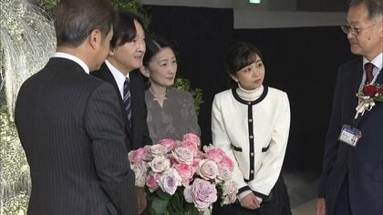 「名前は？」佳子さまブライダル用のバラなど観賞　白いタートルニットの装い　秋篠宮ご夫妻と花の博覧会へ