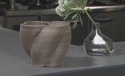 コーヒーかすで作られた容器や机…壊れたら何度でも「溶かして作り直せる」循環家具