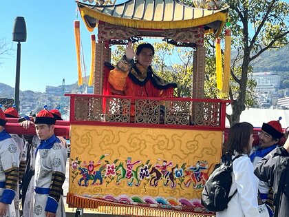 最前列で見ちゃった！福山雅治＆仲里依紗「長崎ランタンフェスティバル」皇帝パレード特別版の観覧記