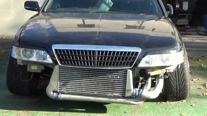 これが摘発された＂迷惑ドリフト改造車＂だ！　バンパーやナンバーは外されタイヤは＂ハの字＂　車高ペッタンコ　19～42歳の男らは他人の迷惑をかえりみず危険な横滑り　夜間通行禁止道路にも出没　北海道石狩市