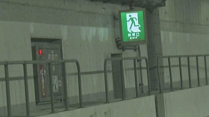 先はどうなっているのか…高速道路のトンネル内で見かける「非常口」　潜入したら意外なモノや構造あちこちに