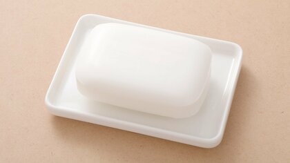 足のこすれる場所に、固形のせっけんを塗り込んでみよう（画像はイメージ）