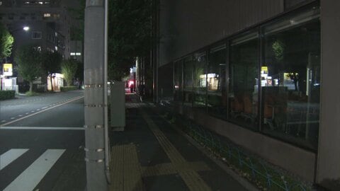 “刃物男”が逃走中　ナイフ突きつけ女性脅しバッグ奪う　20～30代くらい、身長約170cm・黒髪短髪、紺色のパーカー着用　東京・武蔵野市