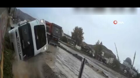 親切のはずが…対向車に道を譲ろうとして横転　大量の石を積んだトラックが水路に転落　運転手けが　トルコ
