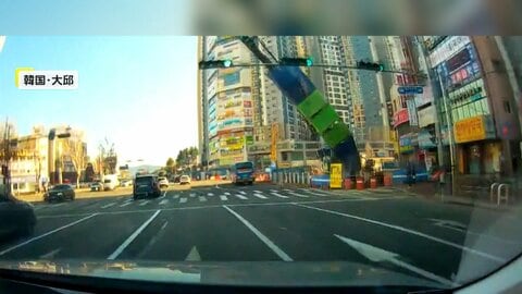 「爆発するような音が」交差点にいきなり…高さ23メートルの重機が倒壊、3人けが　韓国・大邱