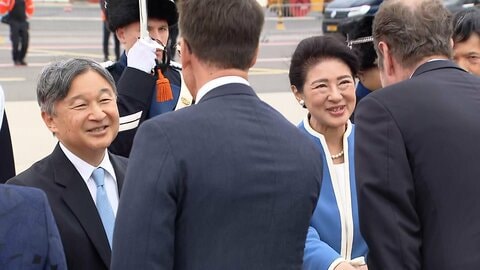 【速報】天皇皇后両陛下オランダ到着　王室関係者などと笑顔で挨拶　皇后さまはブルー色の装い