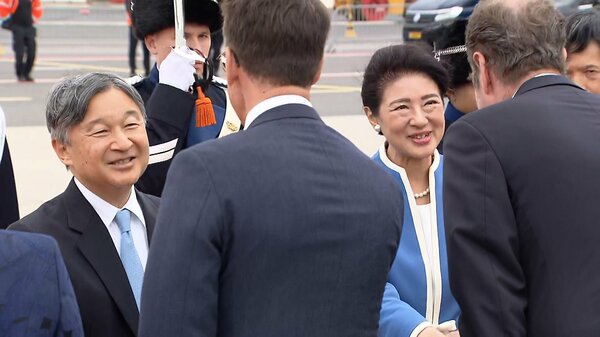 【速報】天皇皇后両陛下オランダ到着 王室関係者などと笑顔で挨拶 皇后さまはブルー色の装い|FNNプライムオンライン
