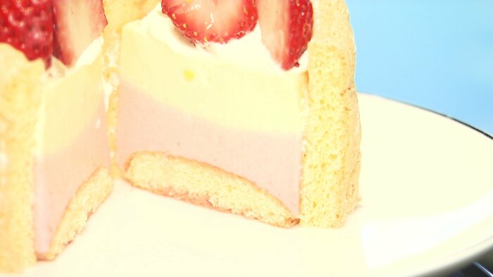 中はイチゴとチョコの2層のムース仕立て