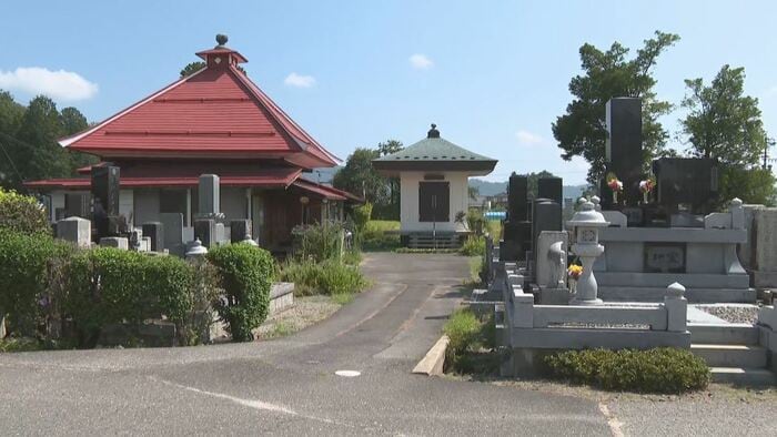 寺の敷地内で洗濯中に