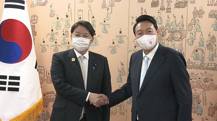 尹大統領(右)に岸田首相の親書を直接手渡した林外相(10日)