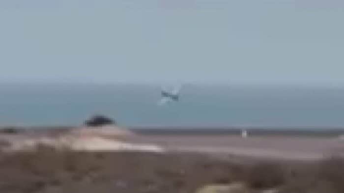機首を下に下げて降下する旅客機(IHA)