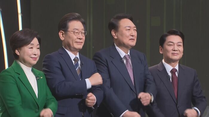 テレビ討論会での4候補者(2月3日)