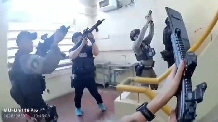 武器を構えて学校内に突入する警察官（ボディーカメラ映像より）