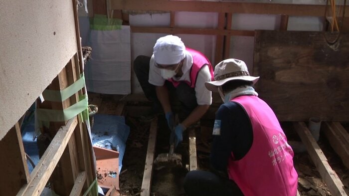 床下に流れ込んだ泥を取り除くボランティア（2025年9月）