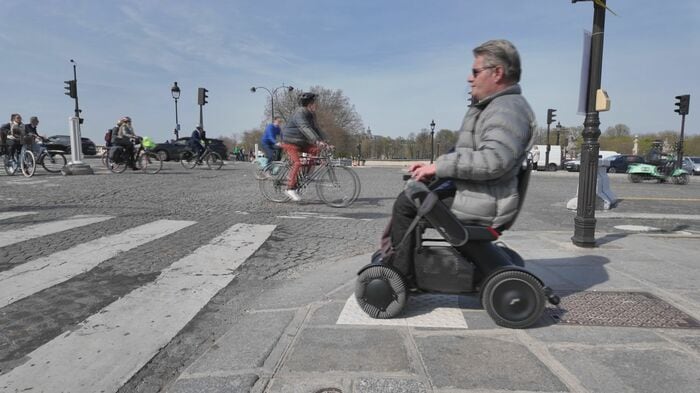 フランクさんにとって外出は「冒険」だそう