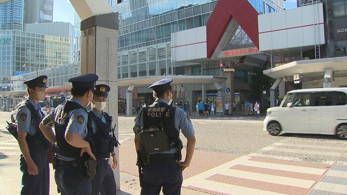 複数の制服警官が配備された
