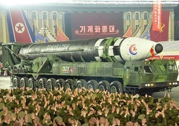 朝鮮人民軍創建75周年パレードに登場した火星17型大陸間弾道ミサイル(労働新聞 2月9日)