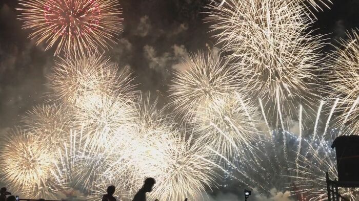 別府の夜空を大輪の花火が彩る