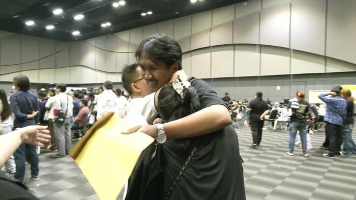 免除が決まり家族と抱き合う