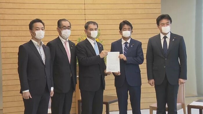 柴山前文科相が官邸で提言書を手渡し