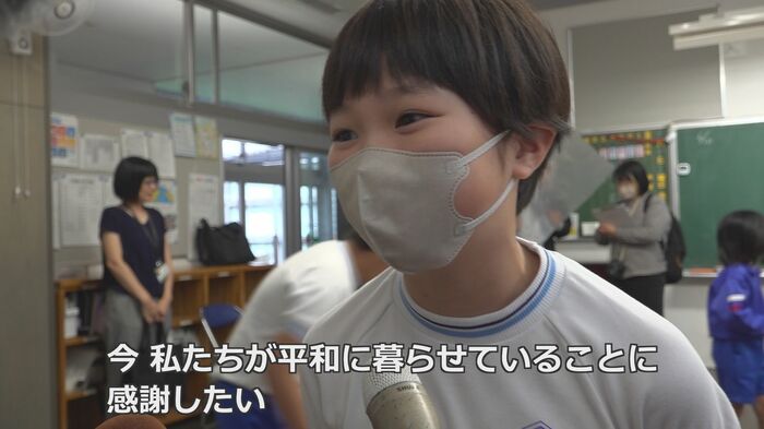 平和への感謝を口にする児童