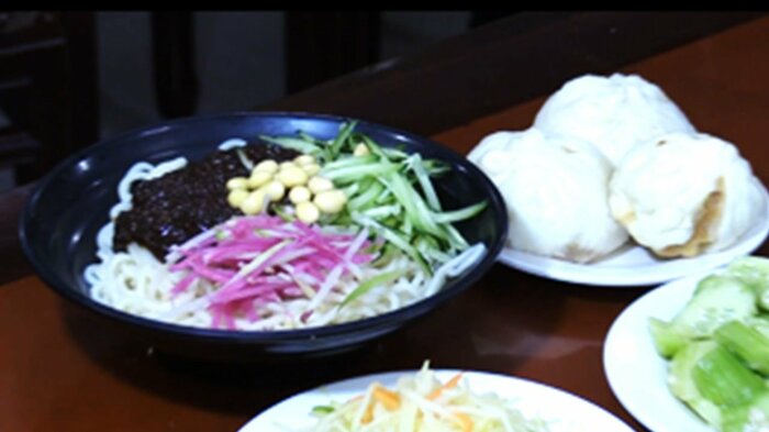 バイデン氏が注文したとされる300円のジャージャー麺と肉まんの通称"大統領セット"
